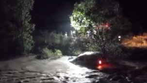 Erzurum-Artvin karayolunda heyelan; Bir araç Tortum Çayına yuvarlandı