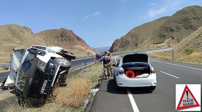 Horasan'da tavuk yüklü kamyonet devrildi