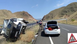 Horasan'da tavuk yüklü kamyonet devrildi