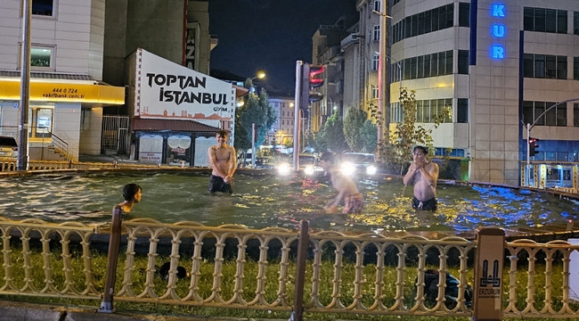 Erzurumlu çocukların gece havuz keyfi