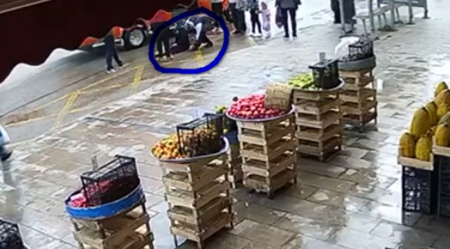 Minibüs, durağa yanaşmadan kapıyı açınca...