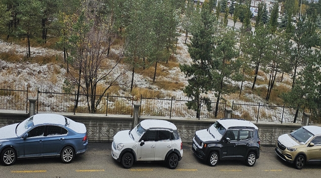 Erzurum'daki araçlar, mevsimin ilk karı ile tanıştı