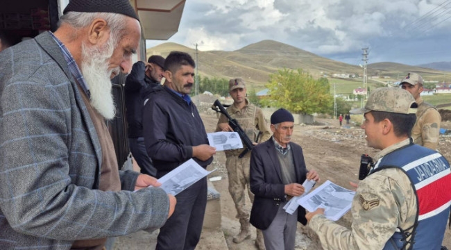 Jandarma dolandırıcılık konusunda vatandaşları bilgilendiriyor