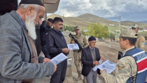 Jandarma dolandırıcılık konusunda vatandaşları bilgilendiriyor