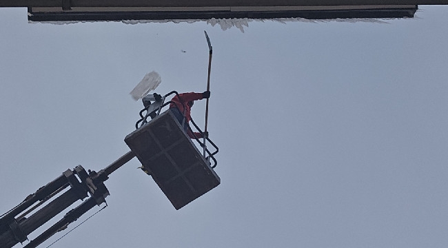 Erzurum'da çatı buzları vinç araçlarıyla temizleniyor