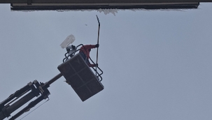 Erzurum'da çatı buzları vinç araçlarıyla temizleniyor