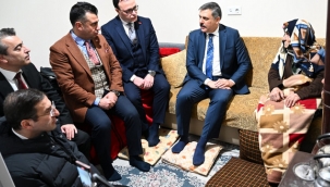 Vali Çitçi, yaşlıları ziyaret ederek hayır dualarını alıyor