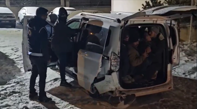 20 kaçak göçmen yakalandı, failleri tutuklandı