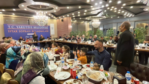 Yakutiye'nin doktor başkanı ayakkabı boyacıları ve tamircilerle iftar sofrasında