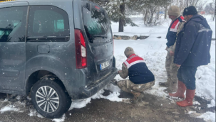 Yolda kalanları jandarma kurtardı