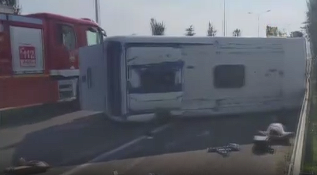 Erzurum'da servis aracı devrildi; 6 yaralı