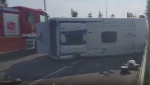 Erzurum'da servis aracı devrildi; 6 yaralı