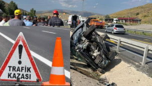 Refüjde takla attı, araçta sıkışan 5 kişi kartırıldı