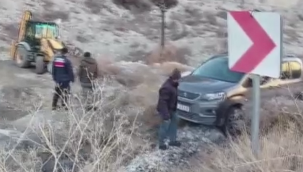 Buzlu yolda tutunamadı