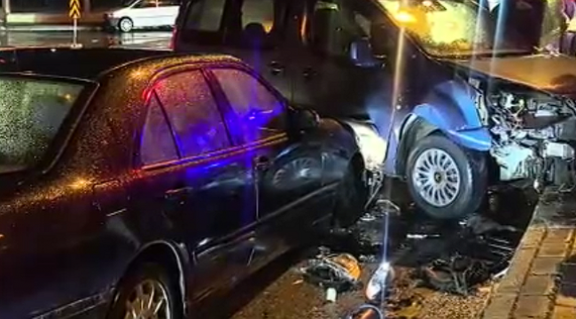 Kırmızı ışık ihlalinde 3 araç kaza yaptı