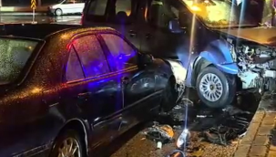 Kırmızı ışık ihlalinde 3 araç kaza yaptı