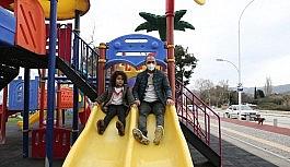 14 gün karantinada kalan sağlıkçı babasına kavuşan Ecem ve babası soluğu çocuk parkında aldı