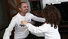 14 gün sonra sağlıkçı babasına sımsıkı sarılan Ecem ve babası konuştu...(2)