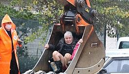 200 kişinin yaşadığı sitenin çevresi göle döndü, mahsur kalan vatandaşlar kepçeyle kurtarıldı