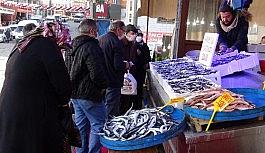 2 günlük hafta sonu kısıtlaması öncesi hamsi tezgahlarına akın ettiler