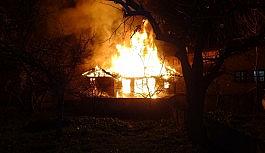 2 katlı metruk binada korkutan yangın