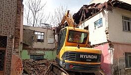81 metruk bina yıkıldı