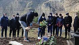 Abdullah Avcı ve futbolcular, Özkan Sümer'in mezarını ziyaret etti