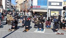 Ağrı'da cemaat cuma namazını camii avlusunda kıldı