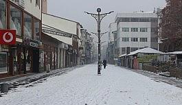 Ağrı'da kar kenti beyaza bürüdü