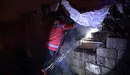 Ağrı'da odunlukta çıkan yangın paniğe neden oldu