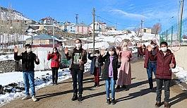 Ağrı'da "Orda Bir Köy Var Uzakta Projesi" kapsamında öğrencilere spor malzemesi hediye edildi