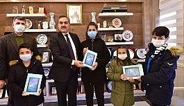 Ahlat Belediyesinden öğrencilere bilgisayar ve tablet desteği