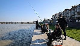 Amatör balıkçılara sosyal mesafe çemberi