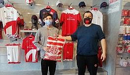 Antalyaspor Kulübü Derneği'nden yüzücülere hediye