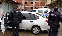 Aranan şahıslar nefes kesen kovalamaca sonucu çalıntı araçla yakalandı