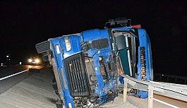 Bariyerler devrilen tırın kabinine ok gibi saplandı: 2 ölü