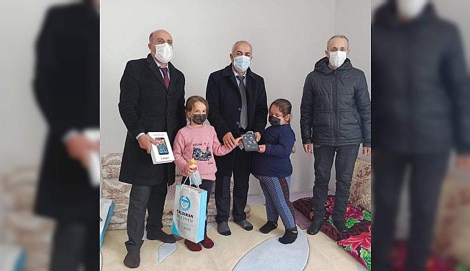 Başkan Ensari'den uzaktan eğitim gören öğrencilere tablet desteği