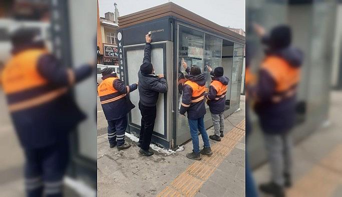 Belediye dolmuş duraklarını temizleniyor