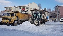Belediye ekipleri kar temizliğine başladı