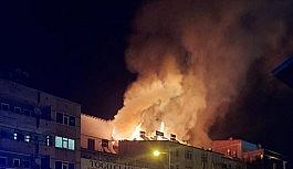 Bingöl'de 4 katlı binanın çatısı alev alev yandı