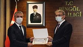 Bingöl'de yeni yıl öncesi sağlıkçılara anlamlı ödül
