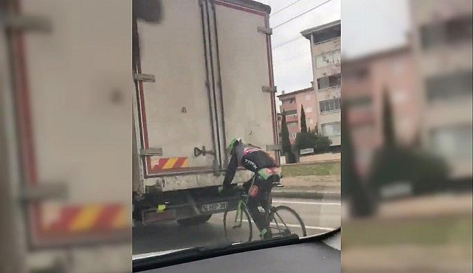 Bisikletle tehlikeli yolculuk