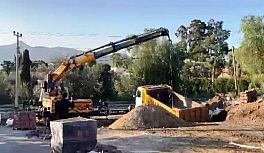 Bodrum'da yol çöktü, kamyon içine düştü