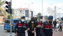 Boğazına bıçak dayadığı Rus turisti cinsel taciz bulunup gasp etti