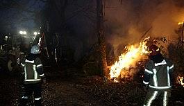 Bursa'da çiftlik alevlere teslim oldu...15 büyükbaş kurtarılamadı
