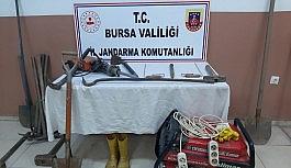 Bursa'da define avcıları kazdıkları kuyuda yakalandı