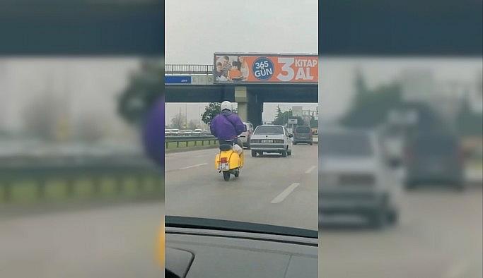 Bursa'da motosiklet sürücüsü elleri cebinde şerit değiştirdi