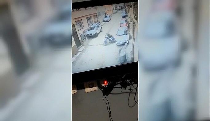 Bursa'da motosikletiyle tek teker üstünde giden sürücünün düşme anı kamerada