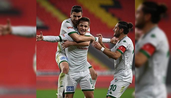 Bursaspor imkansızlıklara rağmen geçen sezonu yakalıyor