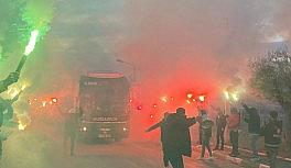 Bursaspor taraftarı, takımını meş'alelerle uğurladı